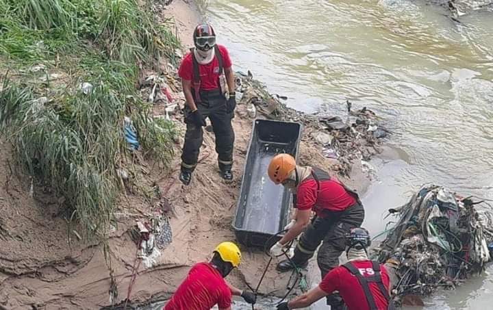 Corpo é encontrado no meio do lixo em igarapé de Manaus