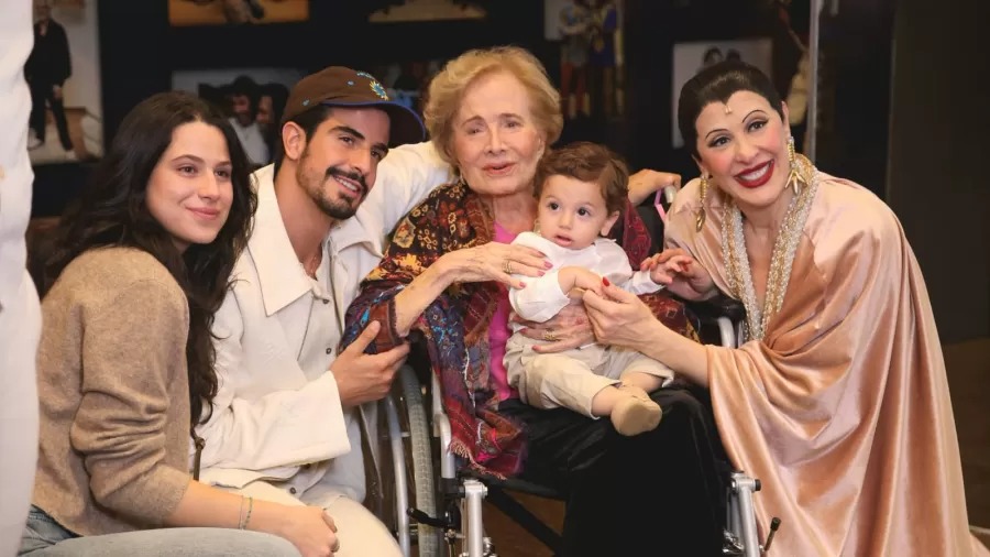 Glória Menezes faz rara aparição ao prestigiar peça estrelada por Claudia Raia