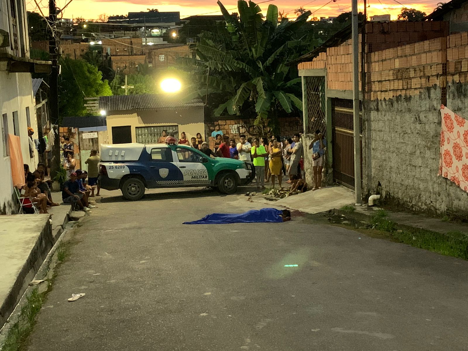 Dono de kitnets é assassinado na frente de vila em Manaus