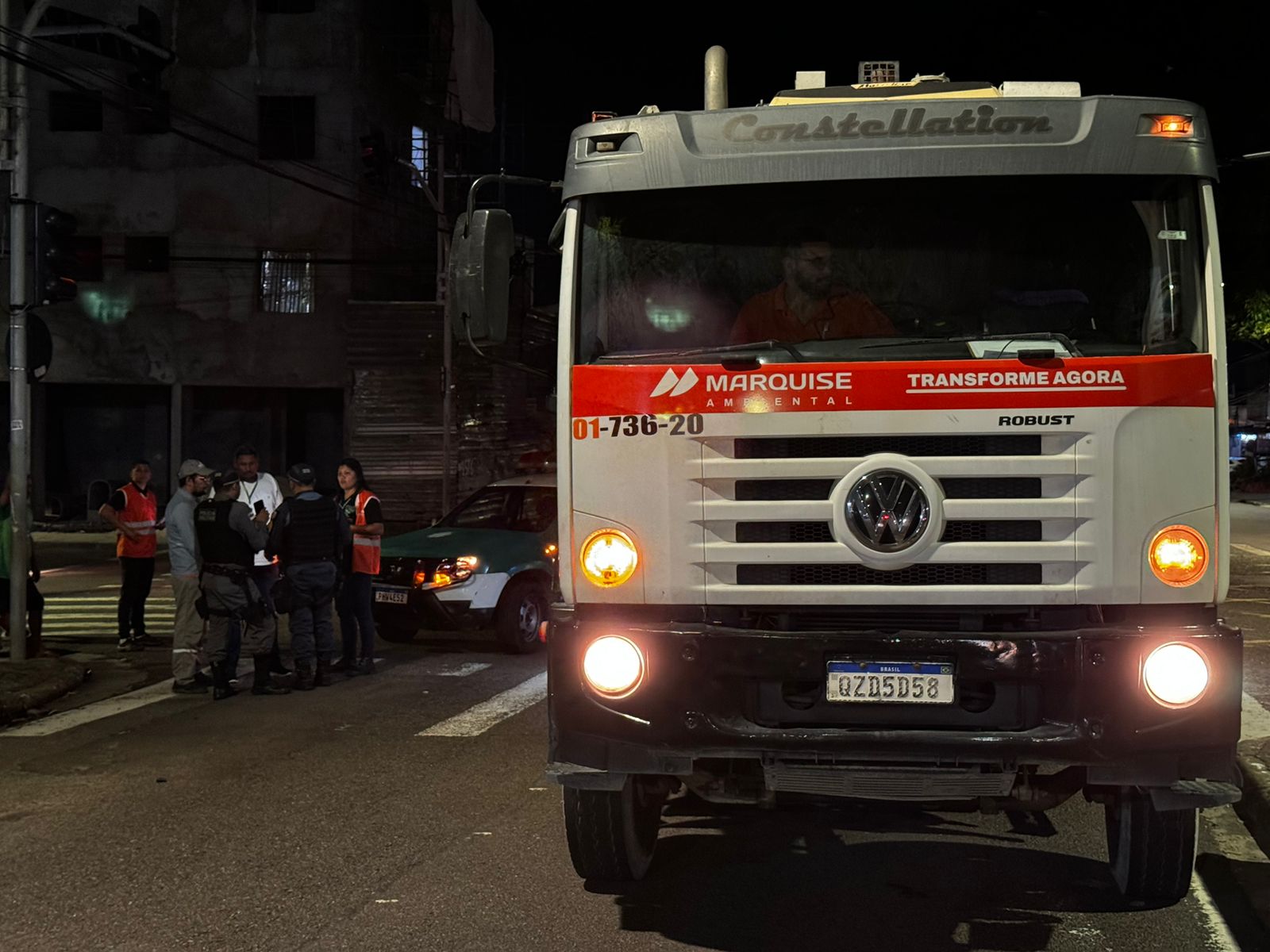 Mulher é atropelada por caminhão de lixo na Cachoeirinha