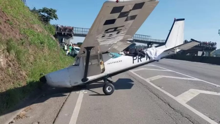 Avião faz pouso forçado em rodovia, atinge caminhão e deixa uma pessoa ferida