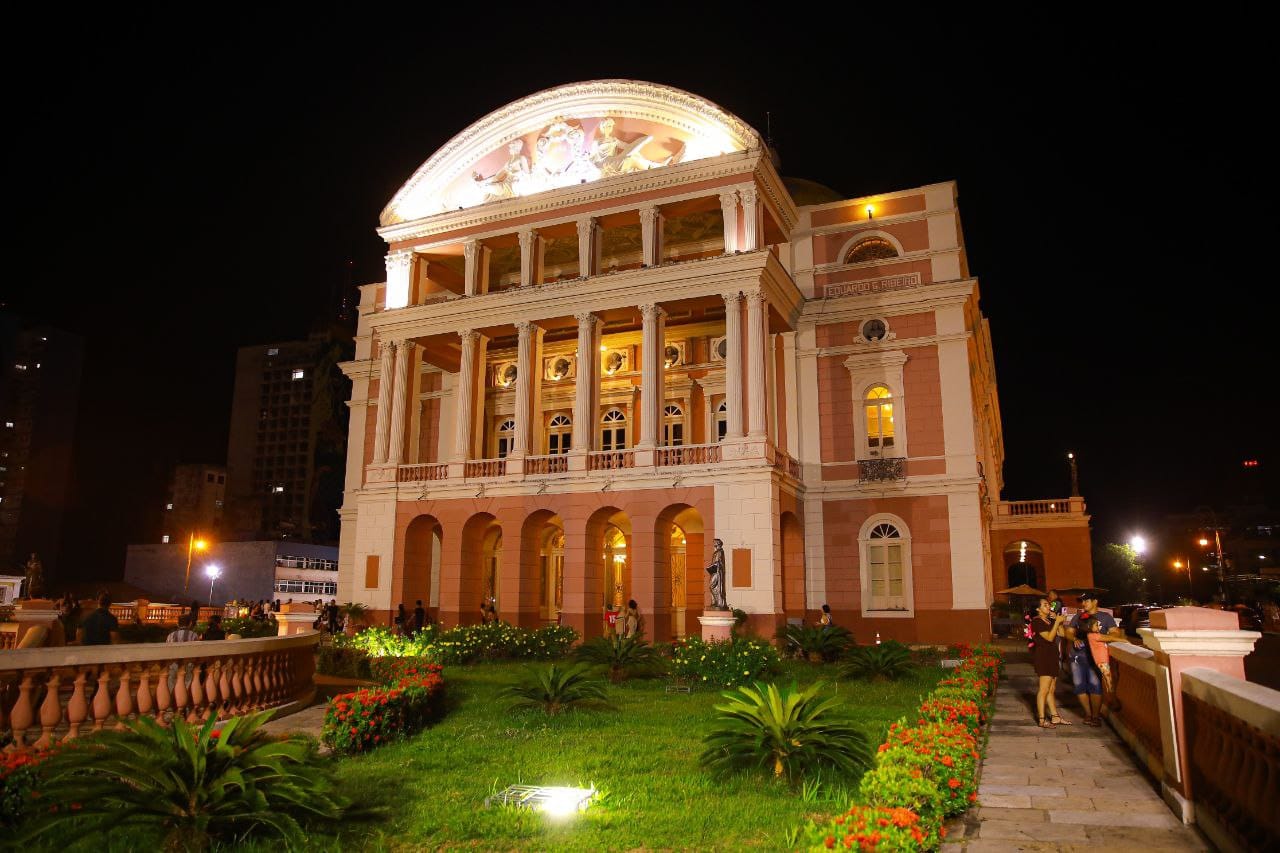 Teatro Amazonas terá cabine de rádio gratuita para casais declararem amor