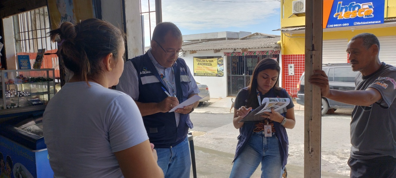 Técnicos da Ageman vistoriam abastecimento de água em conjunto após reclamações