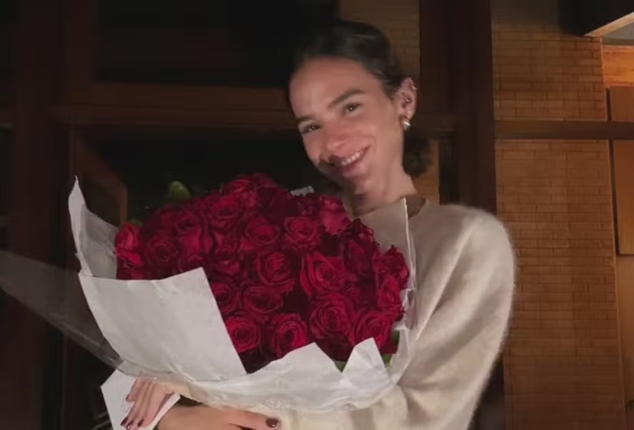 Vivendo romance com João Guilherme, Bruna Marquezine mostra presente de Dia dos Namorados