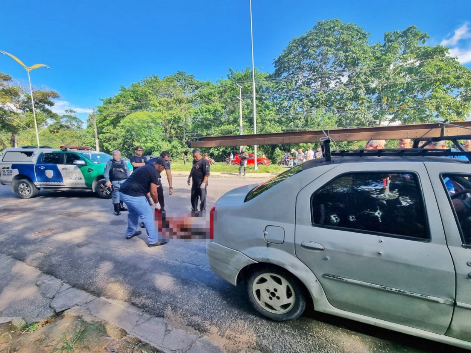 Homem é assassinado a tiros dentro de carro no ladeirão do IML