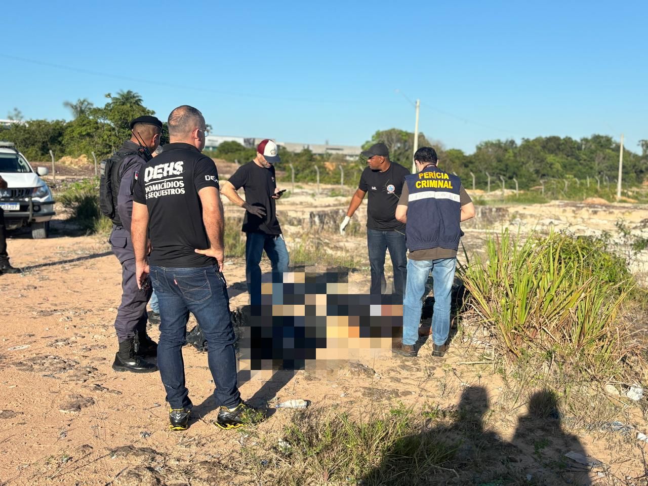 Com calça abaixada e 6 facadas no peito, homem é achado morto em terreno baldio