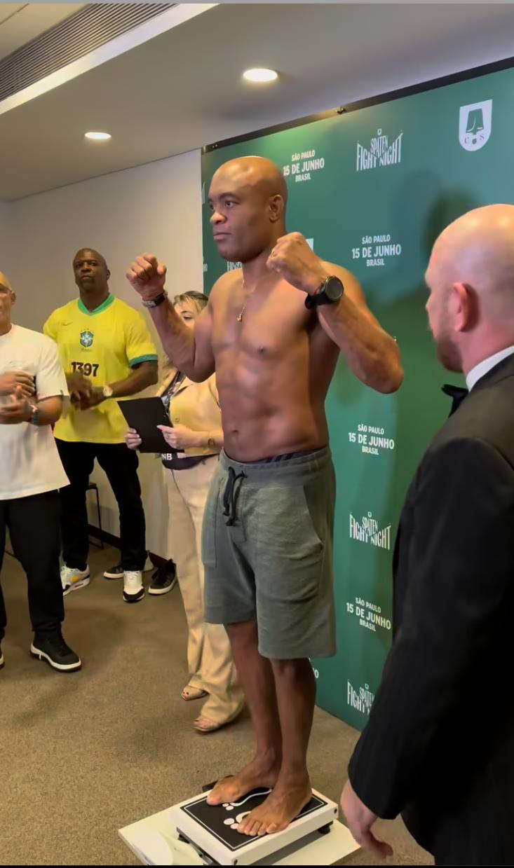 Terry Crews prestigia pesagem de Anderson Silva para Spaten Fight Night 