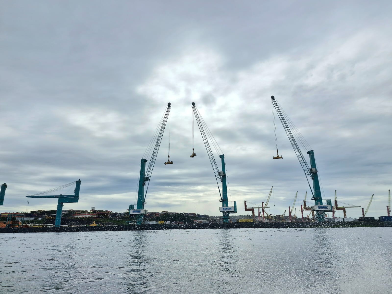 Empresa Super Terminais oferta vagas de emprego para diversas áreas em Manaus