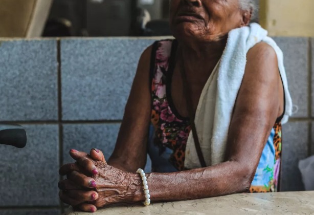 Filho faz empréstimo de R$ 80 mil no nome da mãe idosa e foge ao ser descoberto