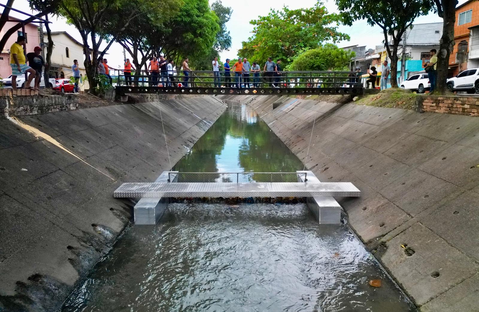 Ecobarreira é instalada para conter poluição em igarapé na zona Sul de Manaus