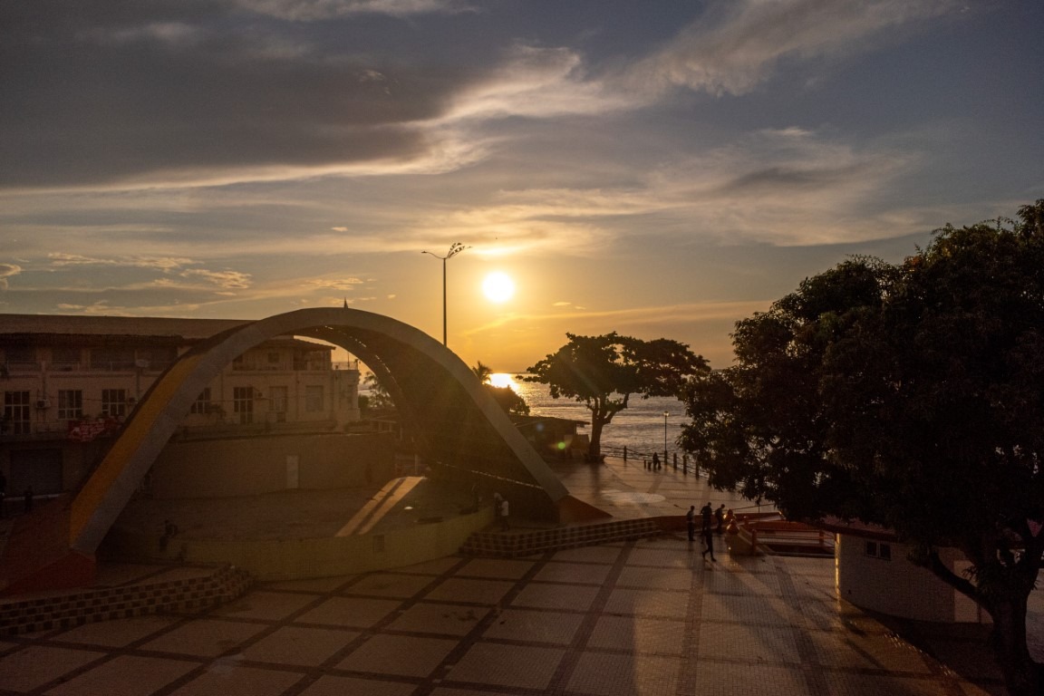 Descubra os melhores pontos para ver o pôr do sol na Ilha do boi-bumbá