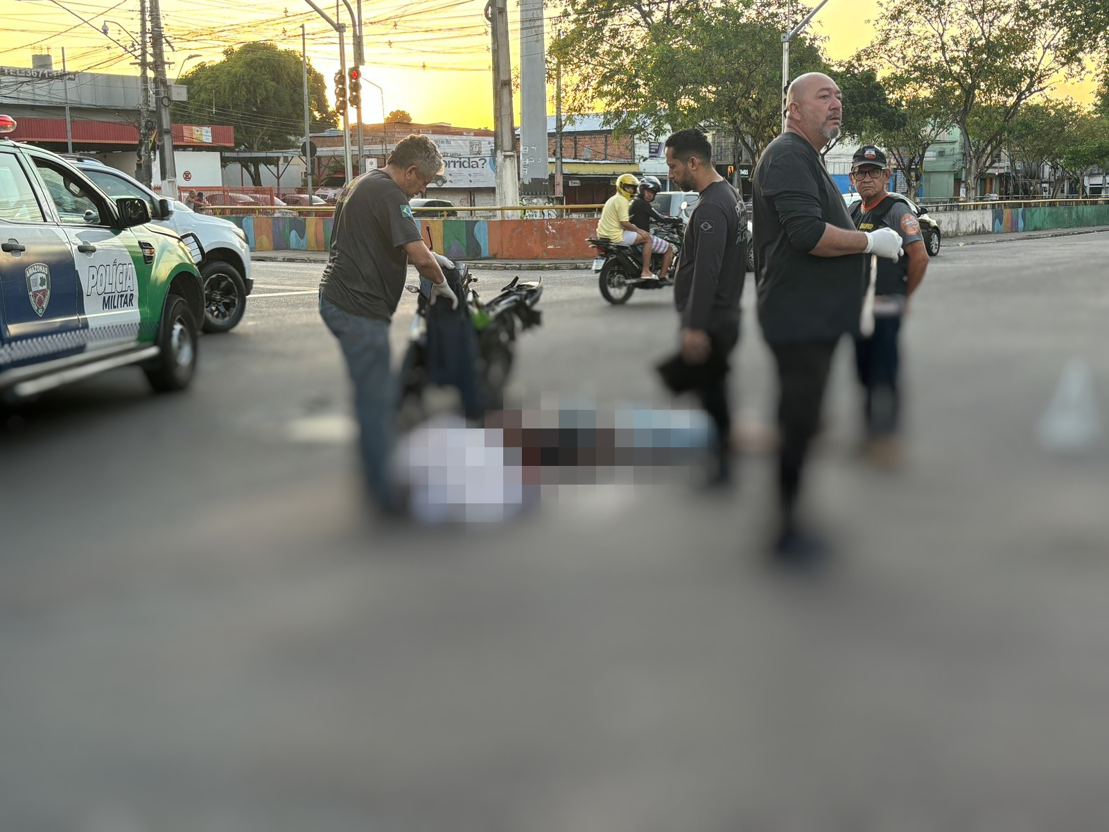 Motociclista morre ao "furar" sinal e bater em ônibus na Avenida Brasil
