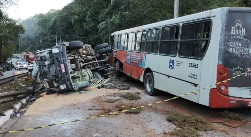 Mulher entra em trabalho de parto em rodovia congestionada por acidente