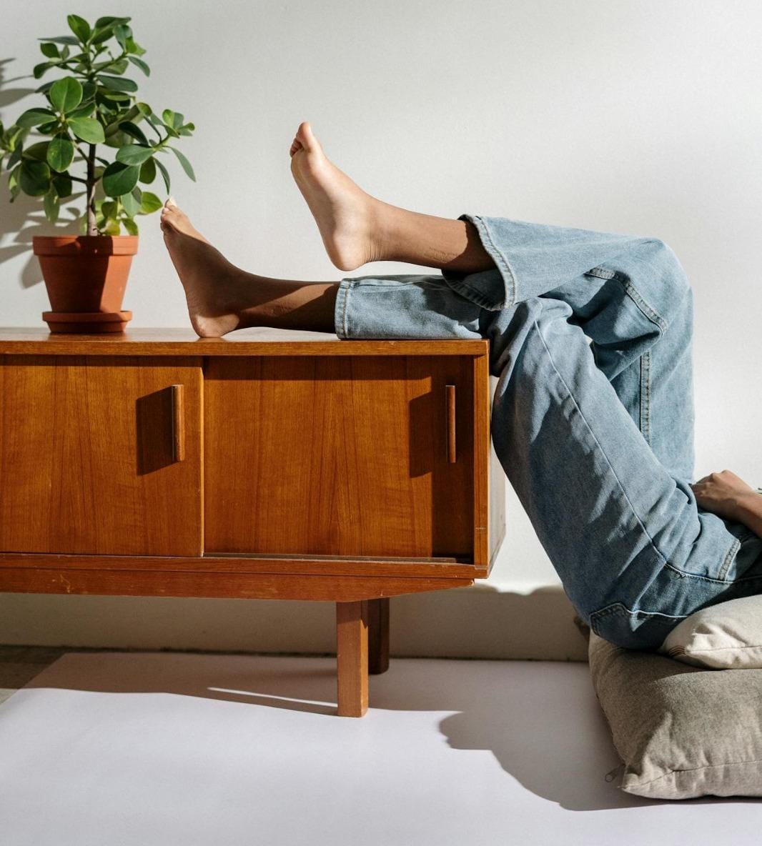 Mito ou verdade: colocar as pernas para cima traz algum benefício para saúde?