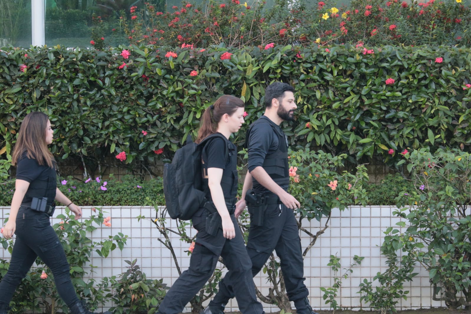 Carro é apreendido em condomínio de luxo na Ponta Negra durante operação da PF