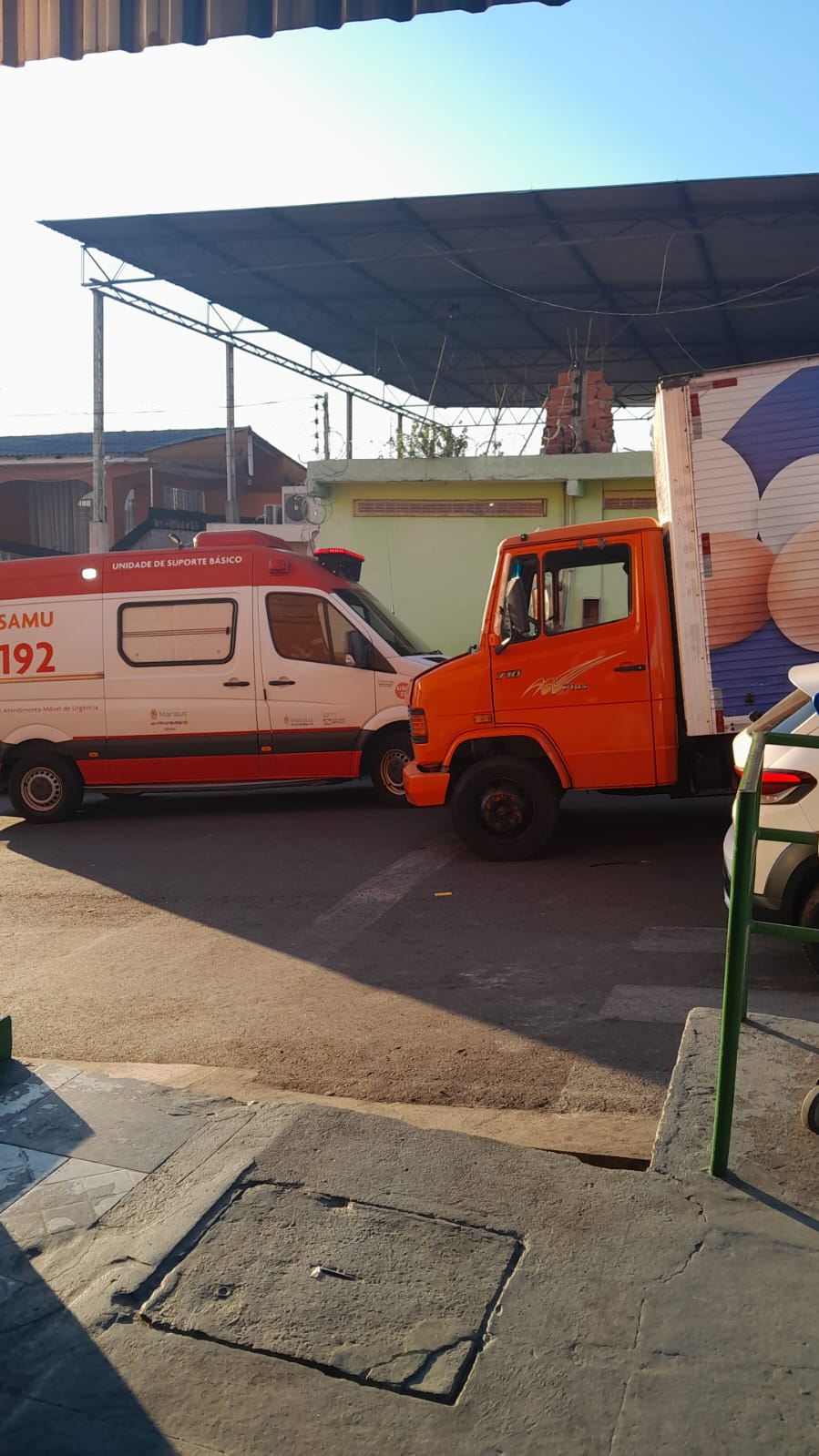 Casal e criança em motocicleta ficam feridos em acidente com caminhão no Petrópolis
