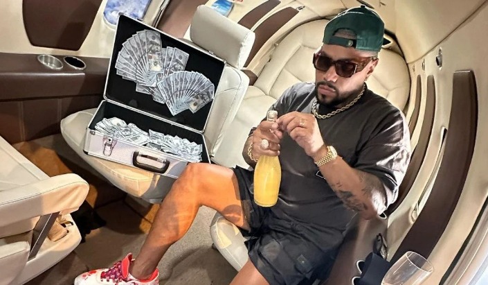 Naldo Benny exibe vida luxuosa em meio a dívida de quase R$ 240 mil, diz jornal