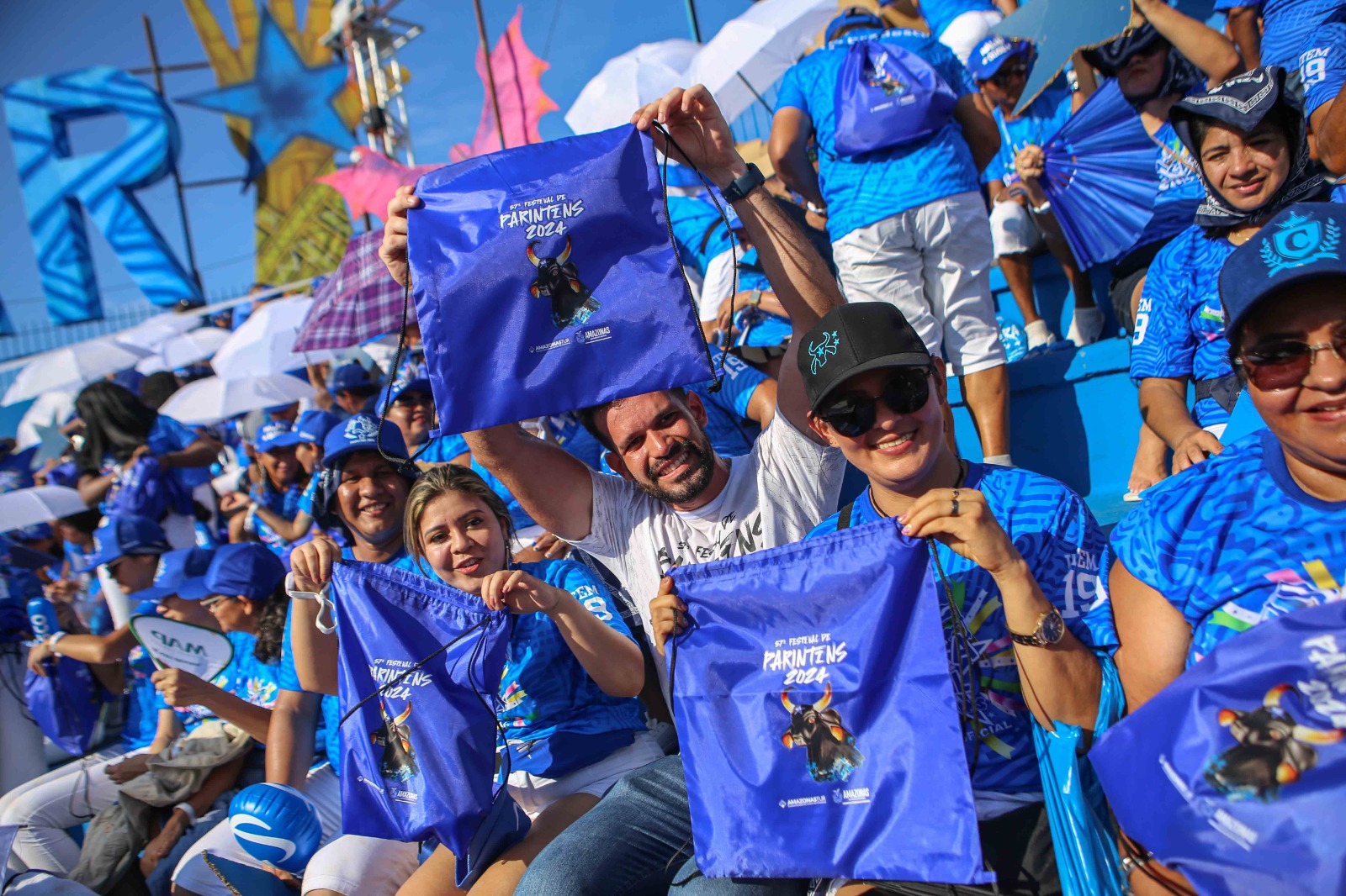 Item 19: Galeras do Garantido e Caprichoso recebem brindes para enfrentar filas