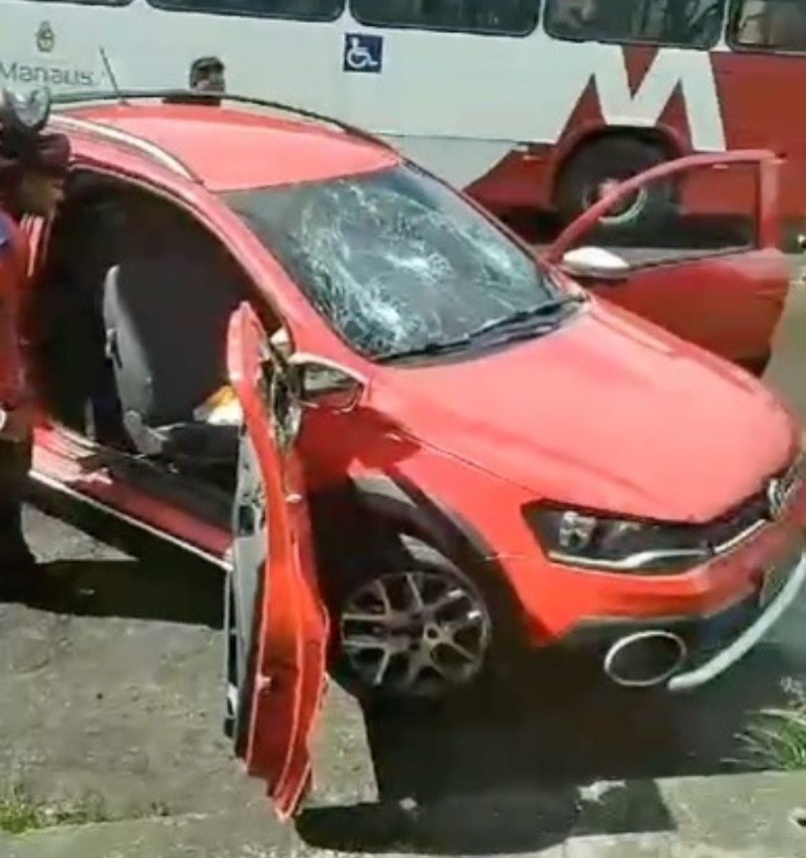 Criança fica em estado grave em acidente entre carro e moto no Cidade de Deus; motorista fugiu