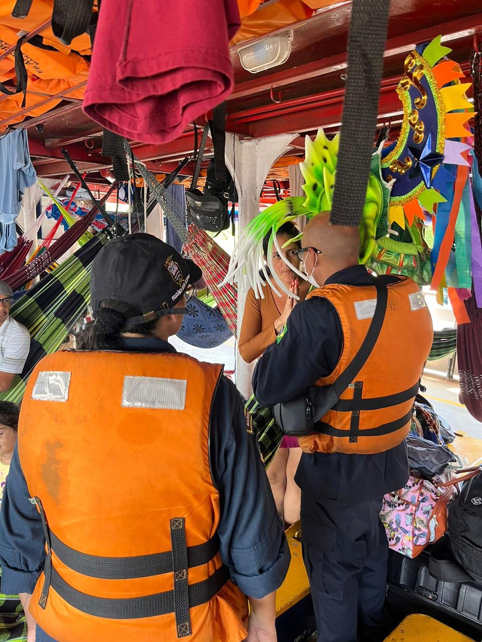 Marinha socorre passageiros ilhados após barco ficar sem combustível no Rio Amazonas