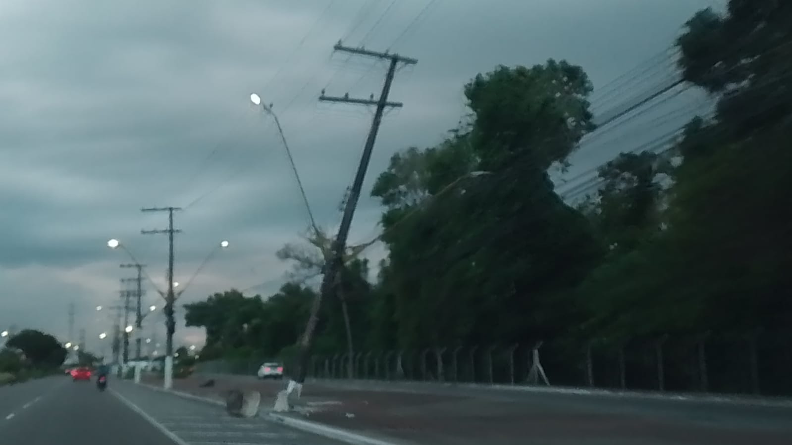 Poste corre risco de desabar sobre veículos em avenida no Distrito Industrial