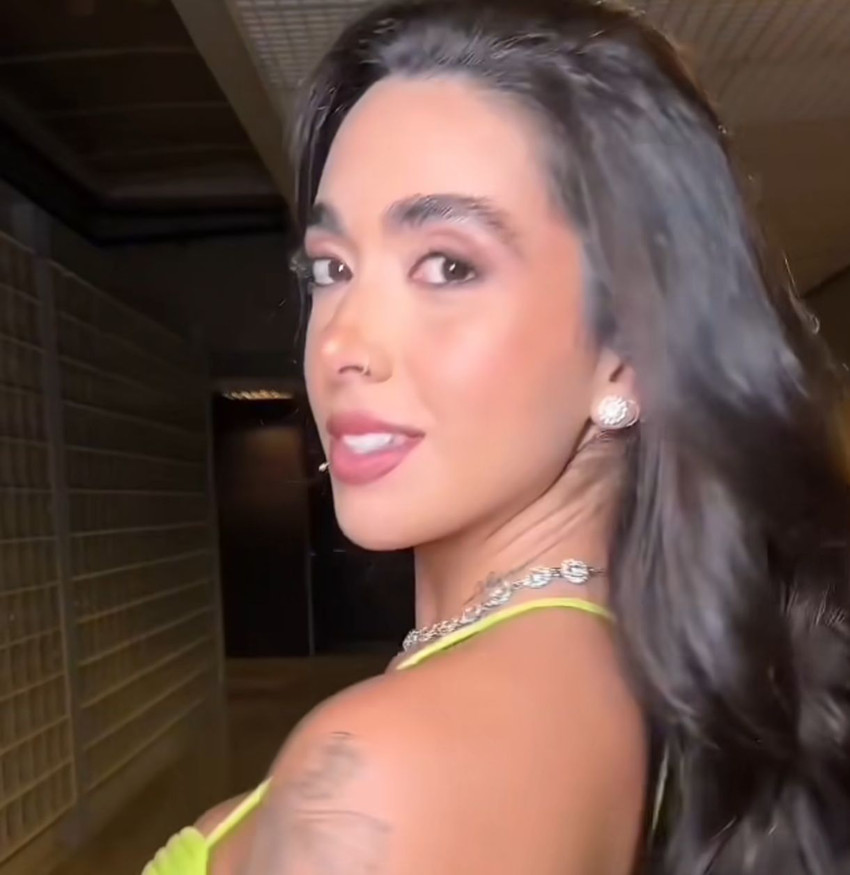 Após convite inusitado, ex-BBB Giovanna visita a 'famosa Compensa' e gera reações hilárias