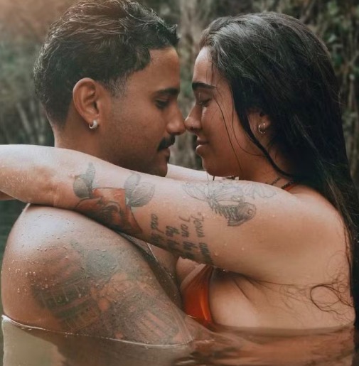 Ex-BBBs Pizane e Giovanna posam em clima de romance em cachoeira de Presidente Figueiredo