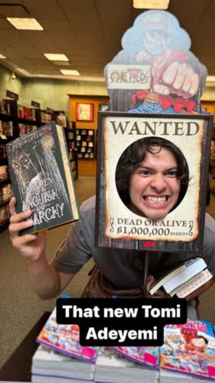 Cotado para viver Ace, Xolo Maridueña posa com cartaz de procurado de One Piece
