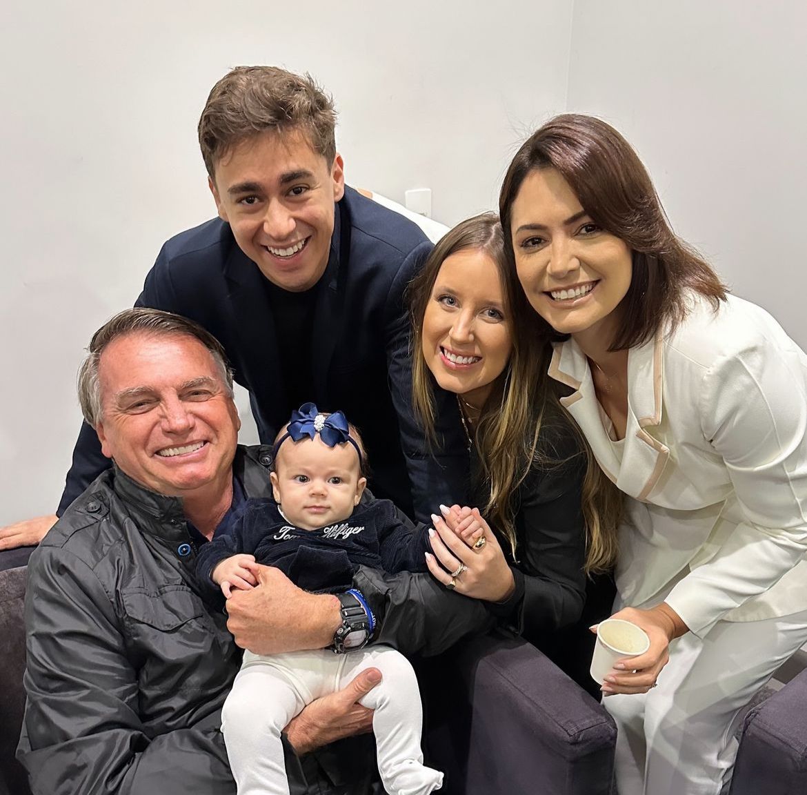 Bolsonaro aparece em foto com filha de Nikolas, e Carlos reclama do pai
