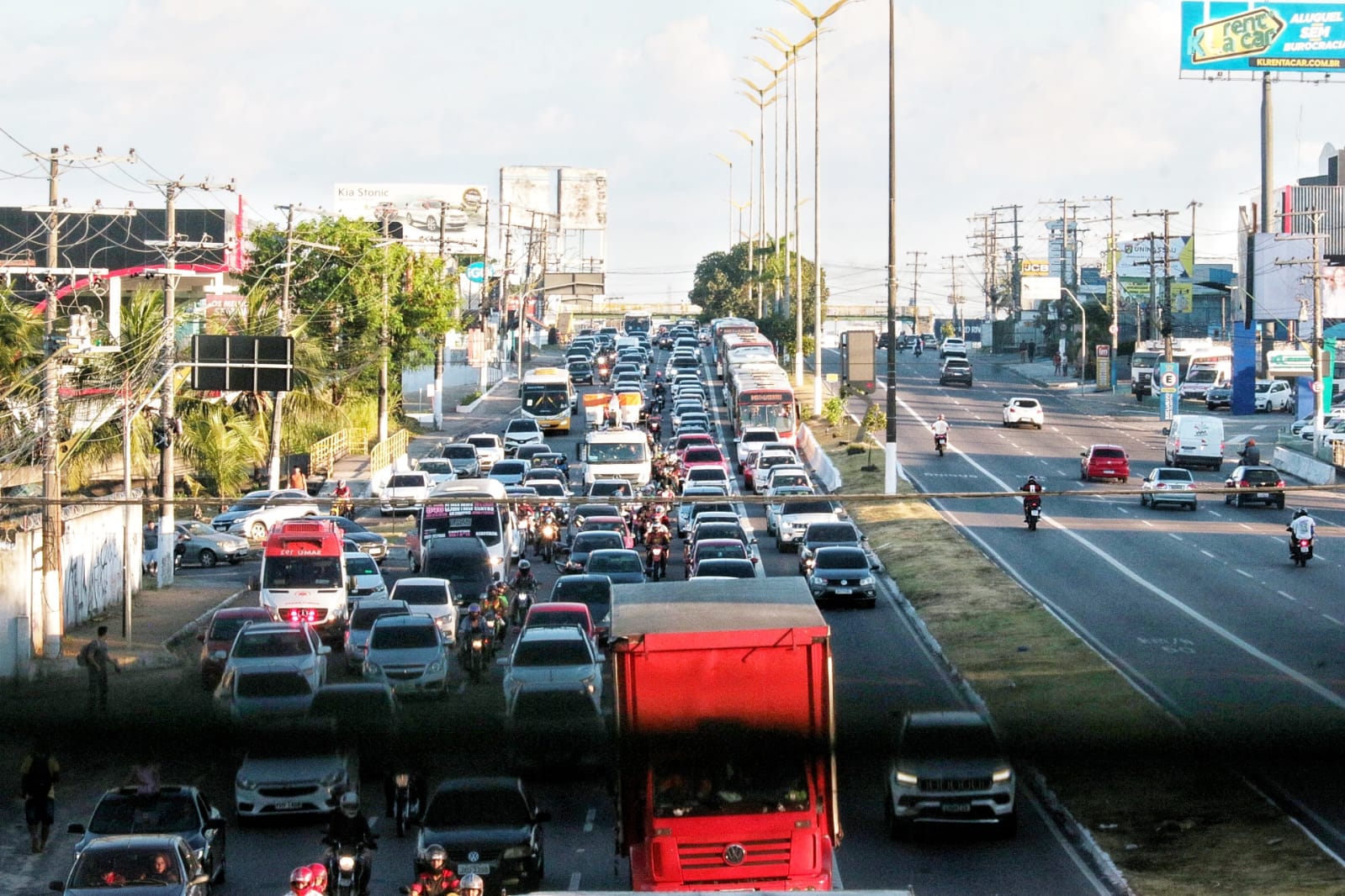 Trânsito fica caótico após passarela ser derrubada em acidente na Torquato Tapajós