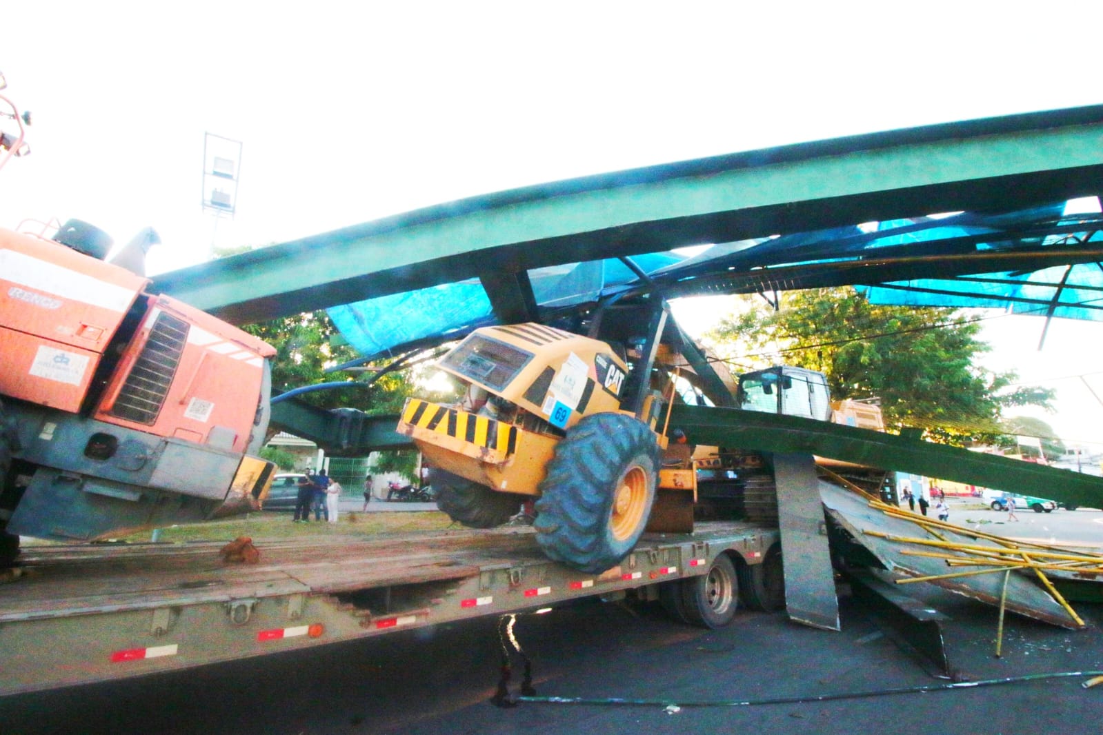 Veja fotos dos destroços da passarela derrubada em acidente na Torquato Tapajós