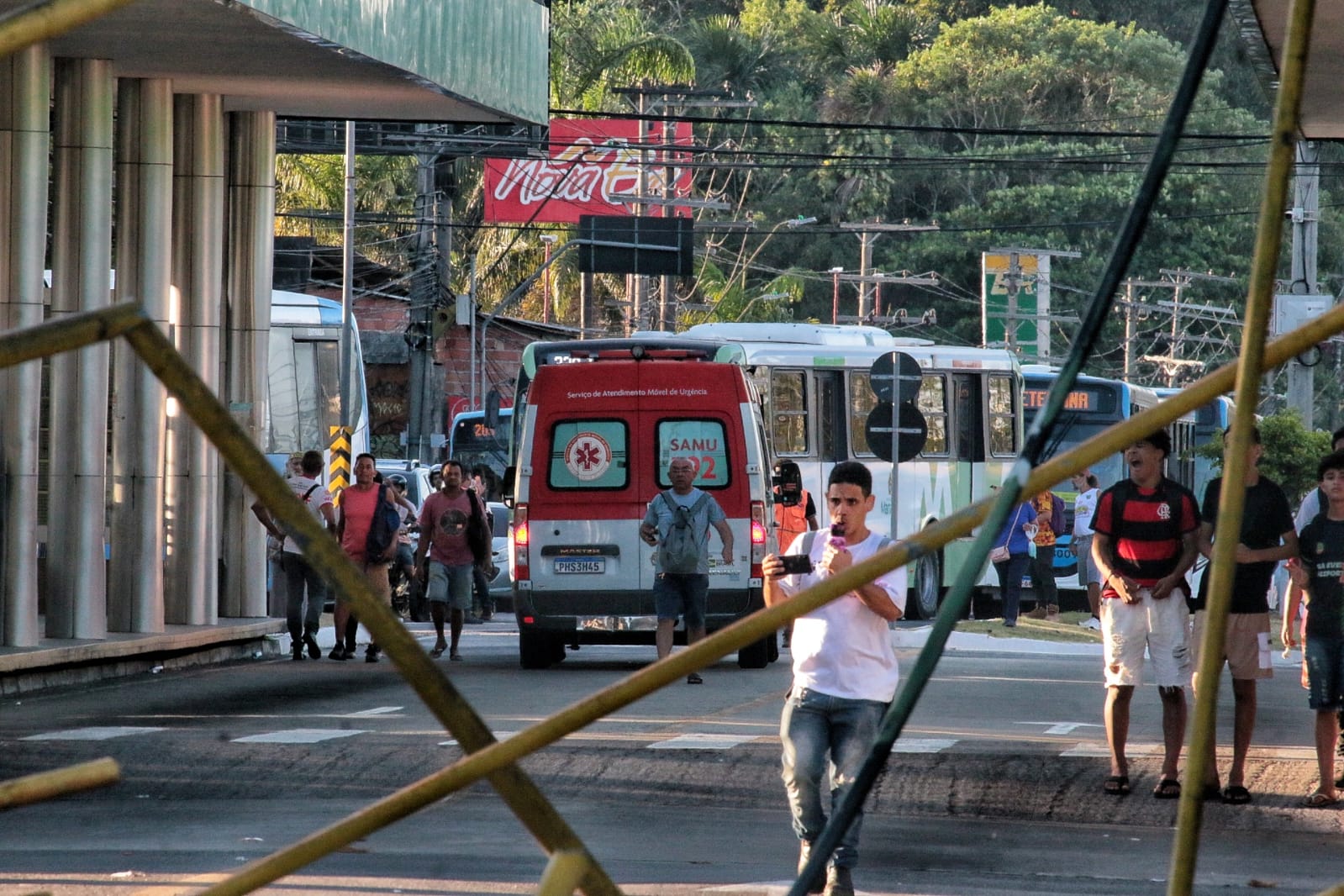 Dois homens ficam feridos em acidente com passarela na Torquato Tapajós