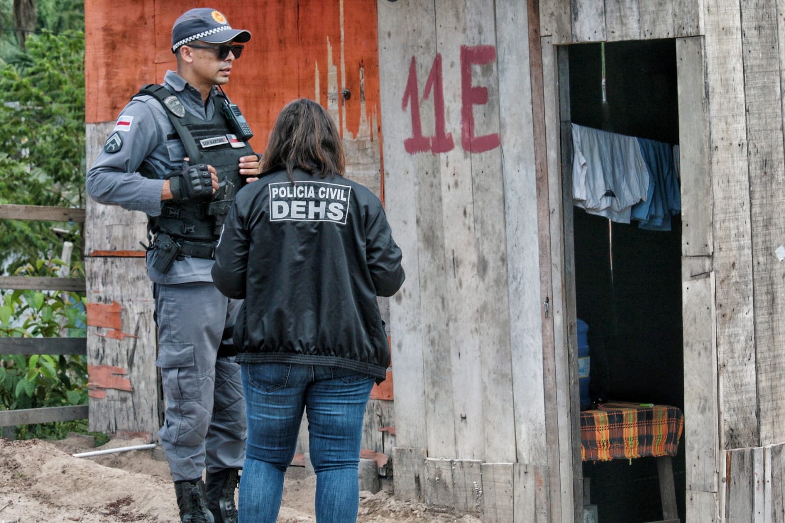 Irmão encontra homem morto em poça de sangue dentro de casa na Cidade Nova
