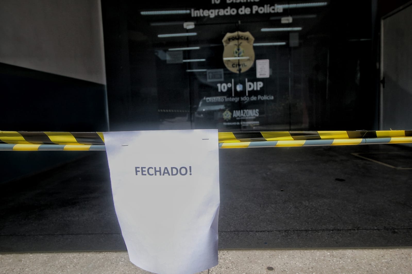 Criminosos invadem delegacia, fazem 'limpa' e roubam até algemas em Manaus