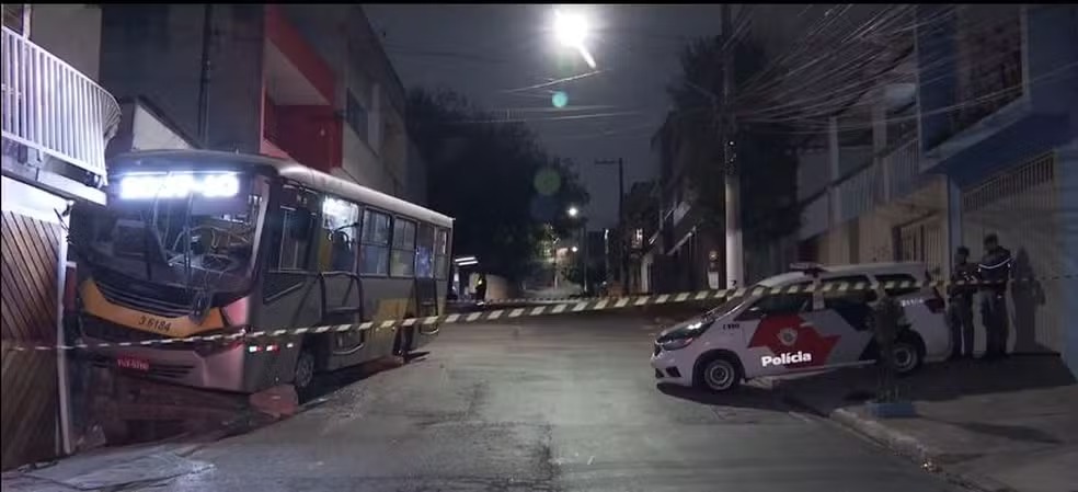 Passageiro mata motorista com tiro na cabeça após discussão sobre ponto de ônibus
