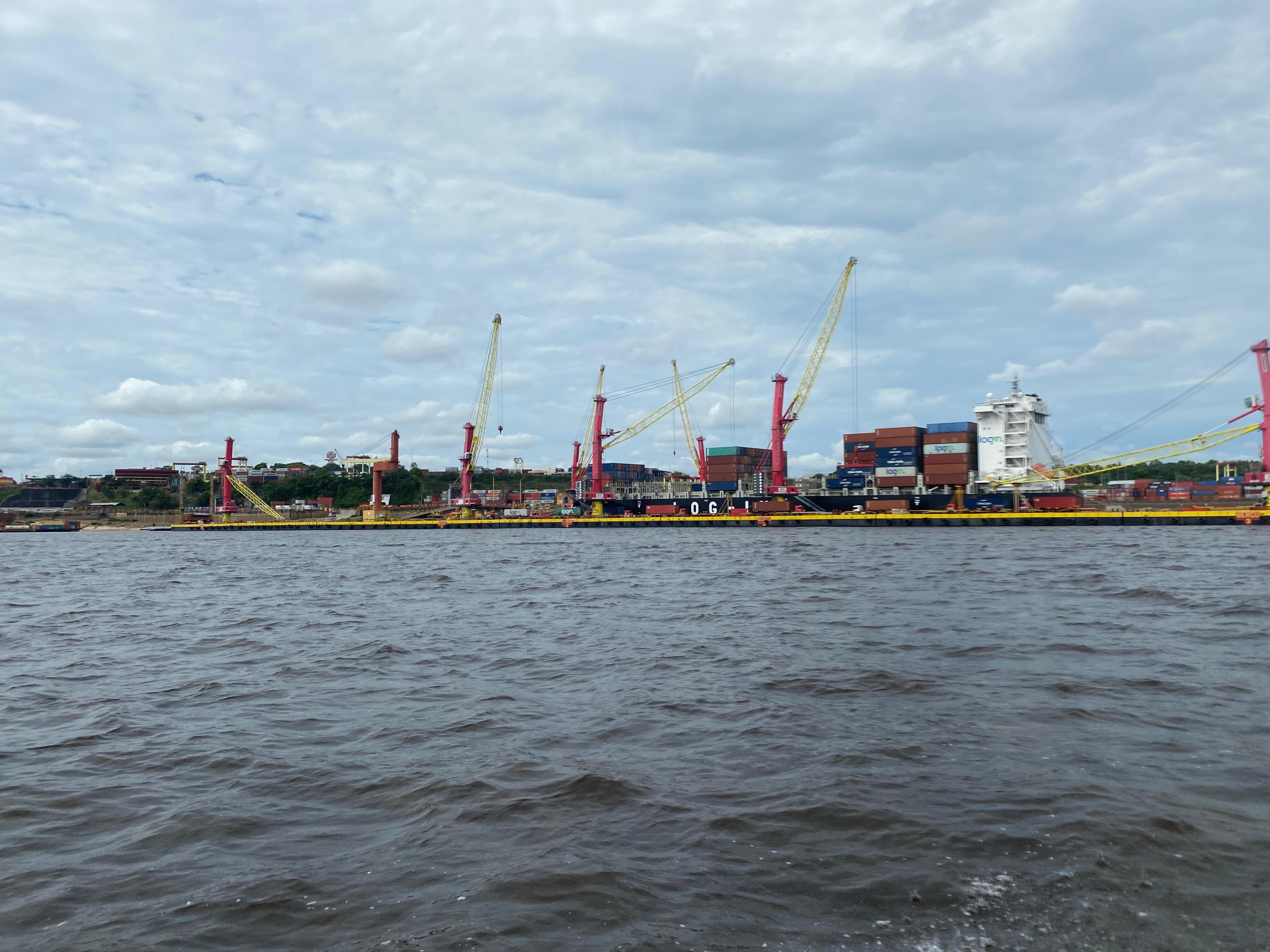 Transportadoras são investigadas por cobrar taxa abusiva durante seca no Amazonas