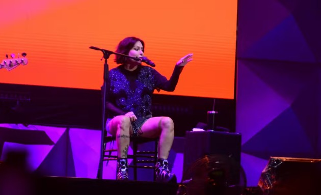 Pitty faz show sentada após cirurgia 