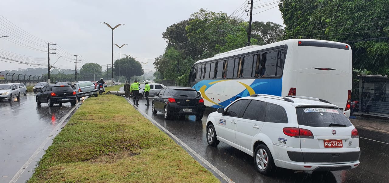 Carro derruba poste durante chuva e bloqueia trânsito na Av. Torquato Tapajós