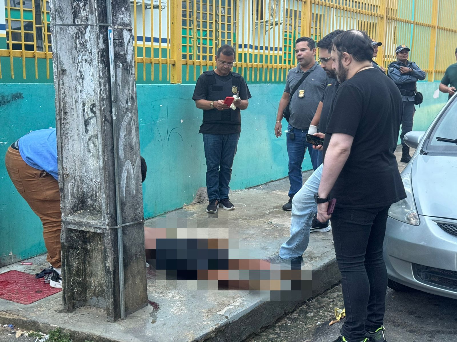 Homem é executado com 6 tiros na frente de escola na Compensa