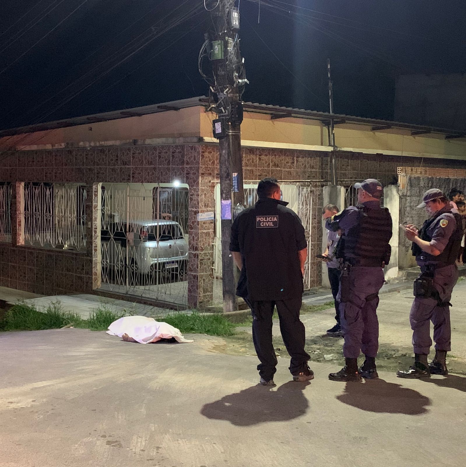 Criminosos em carro arremessam corpo de homem em rua de Manaus