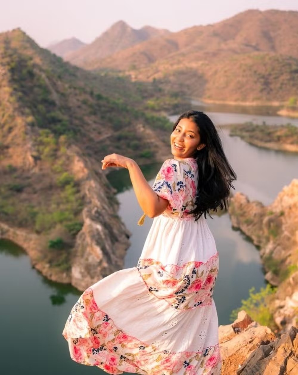 Gravando vídeo, influenciadora de viagens morre ao cair de cachoeira de 105 metros