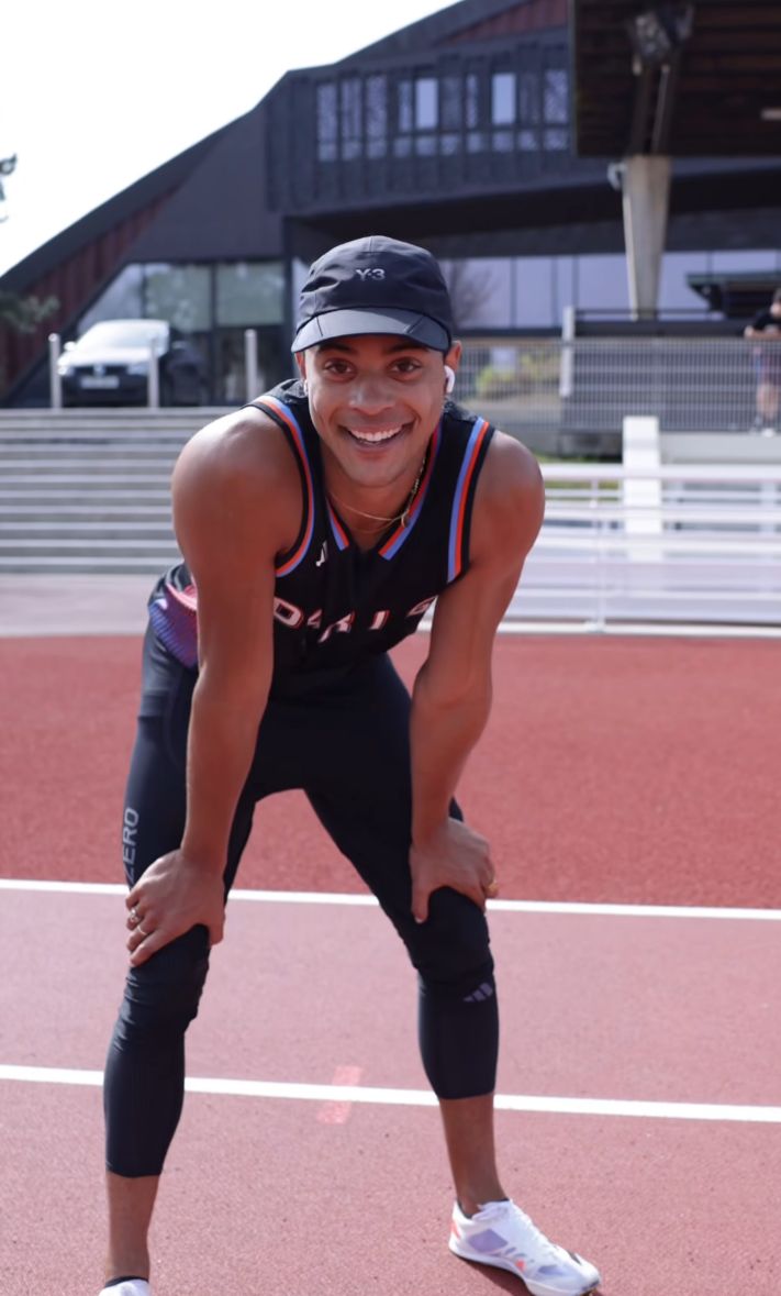 Atleta francês Sasha Zhoya vai usar saia na cerimônia de abertura dos Jogos Olímpicos