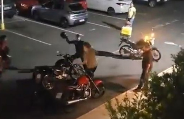 Justiça revoga prisão de motoboys envolvidos em briga com morador de condomínio em Manaus 