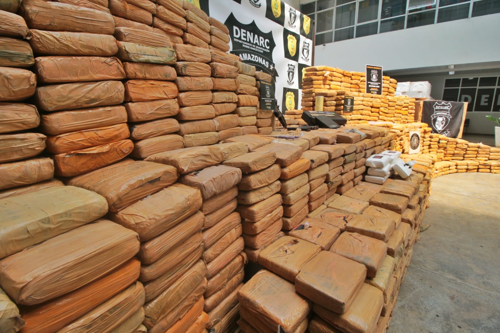 Mulher que integra facção é presa com mais de 1 tonelada de drogas em Manaus