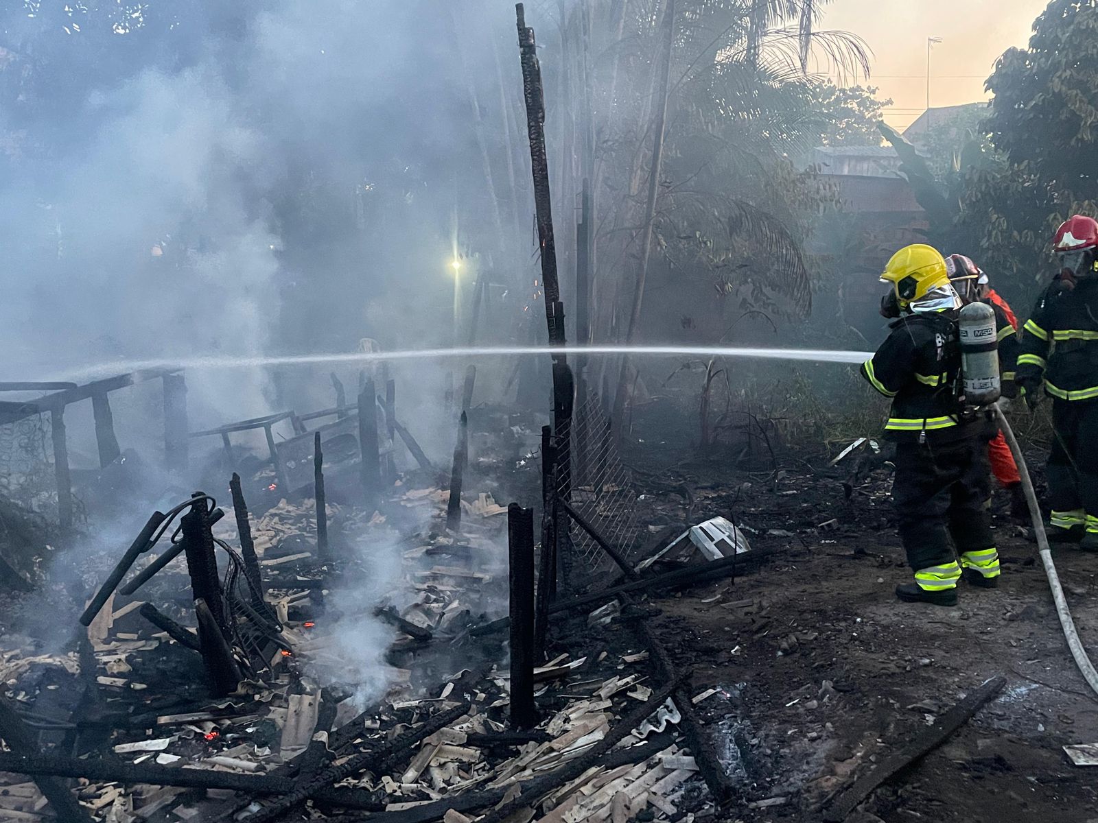 Família fica desabrigada após casa virar cinzas em incêndio no Tancredo Neves