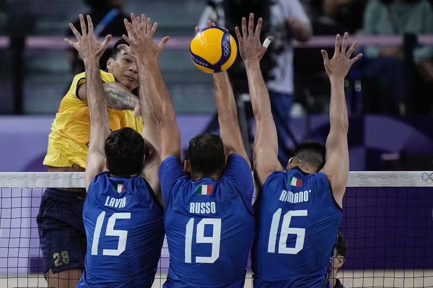 Brasil é derrotado pela Itália na estreia do vôlei masculino em Paris