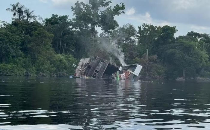 Corpo de Bombeiros retoma buscas por desaparecidos em incêndio em barco no Amazonas