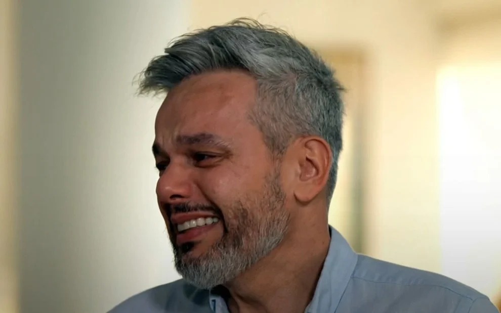 Otaviano Costa chora ao revelar má-formação no coração