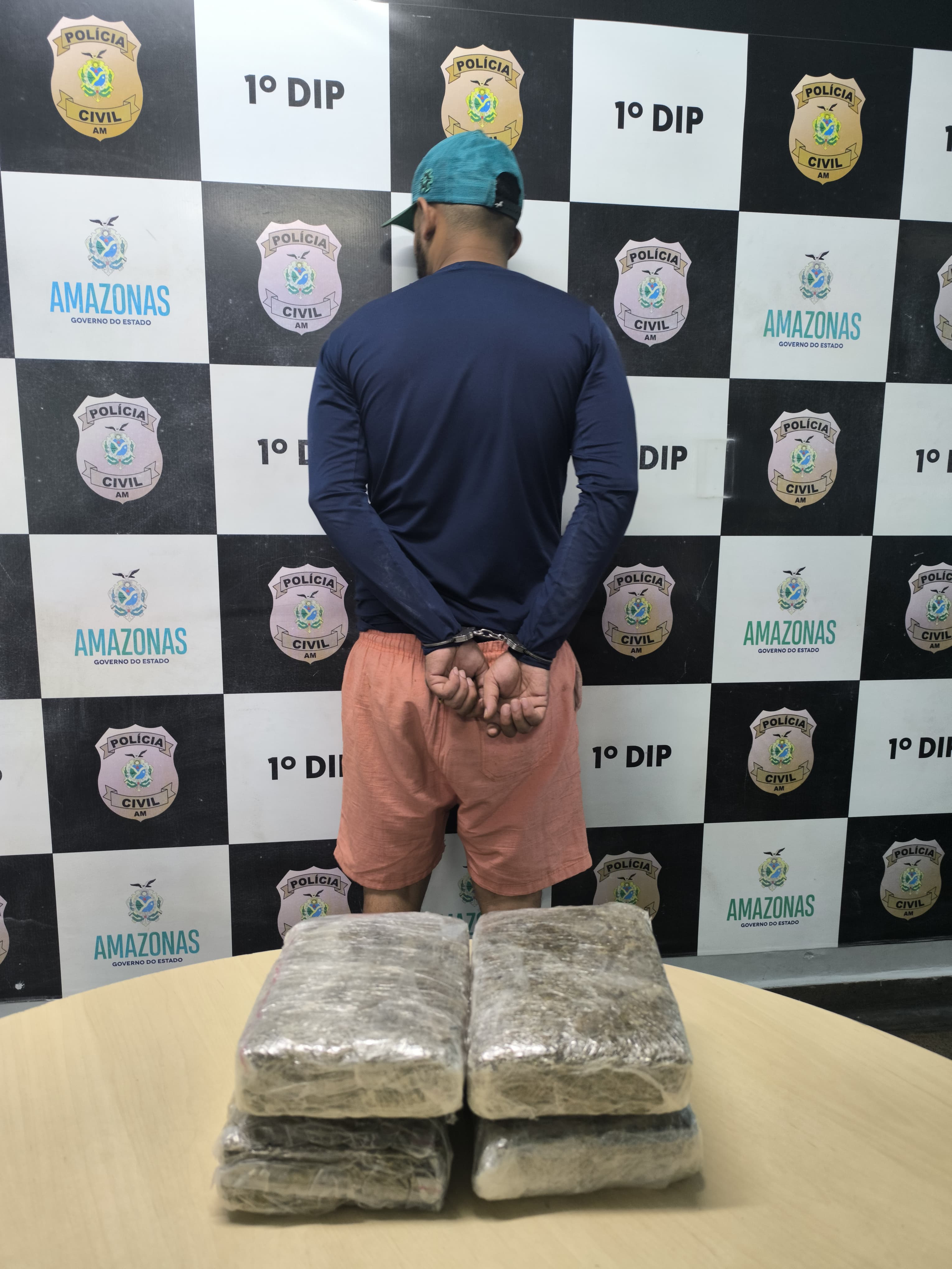 Homem é flagrado com 4 kg de drogas no banco de carro ao tentar fugir de blitz no Centro
