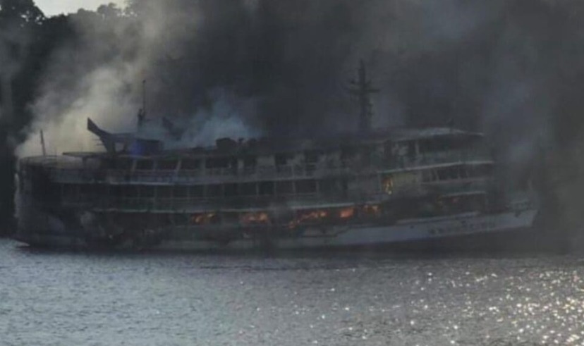 Corpo de vítima de incêndio em barco em Uarini é encontrado; ainda há desaparecidos